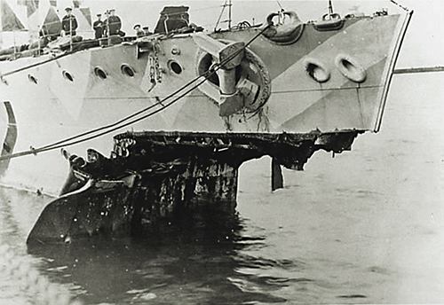 Damage to HMS Fearless after colliding with submarine K17